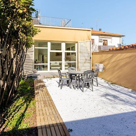 { White Garden } -Comfort, Parking & Wi-Fi- Lucca Exteriör bild