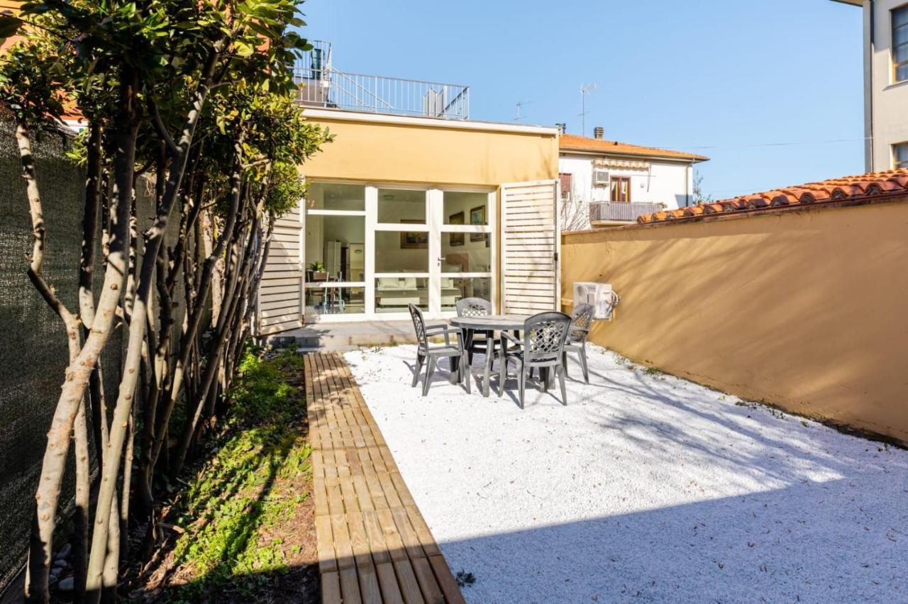 { White Garden } -Comfort, Parking & Wi-Fi- Lucca Exteriör bild