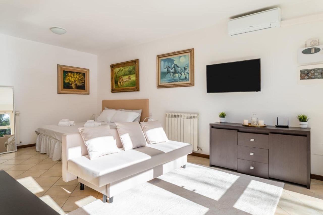 { White Garden } -Comfort, Parking & Wi-Fi- Lucca Exteriör bild